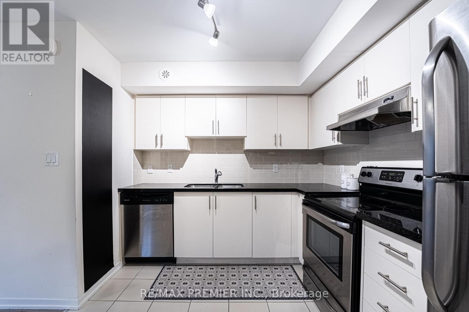 B02 - 26 Bruce Street, Vaughan, ON - Indoor Photo Showing Kitchen