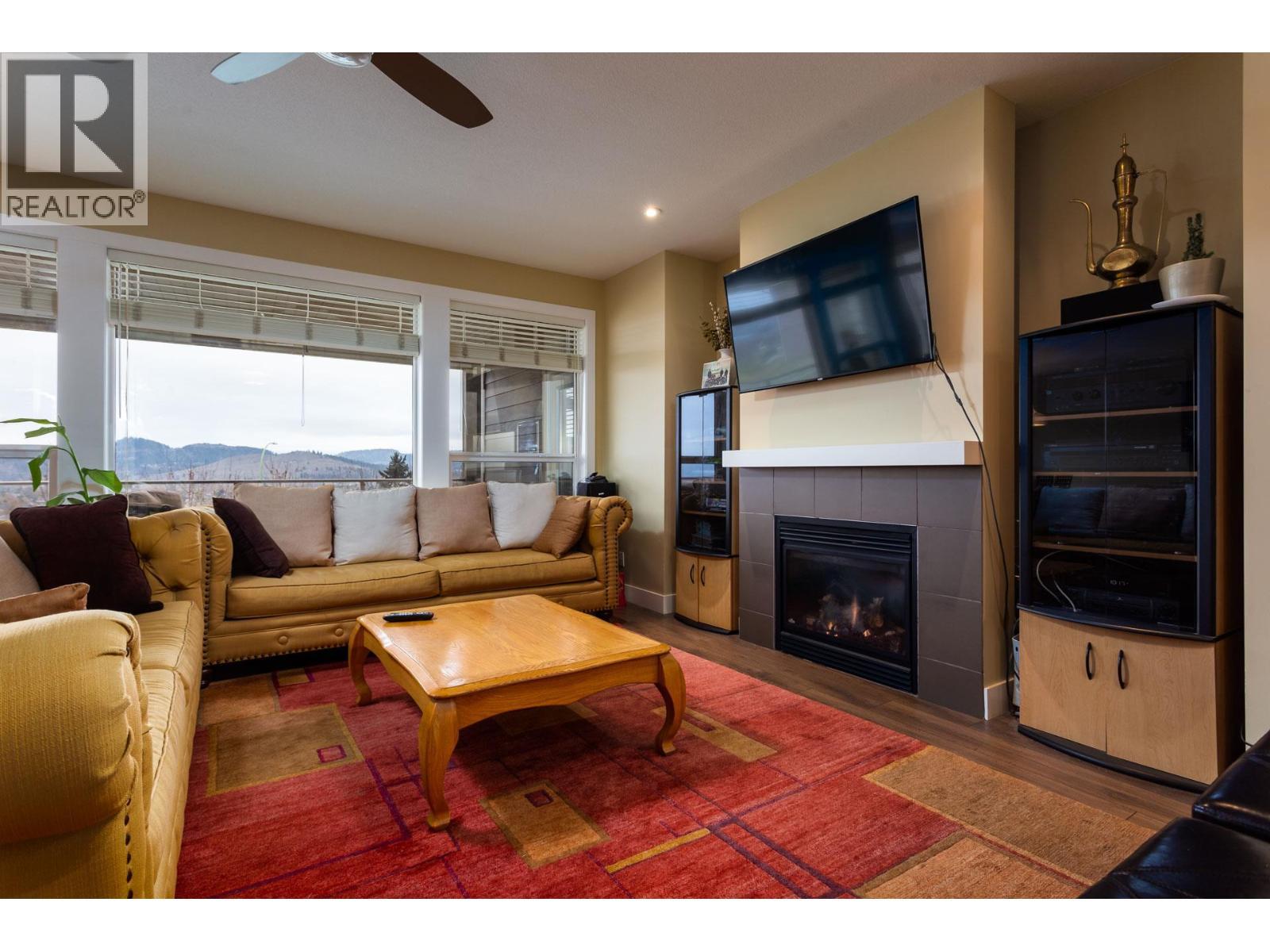 833 Mccurdy Road E, Kelowna, BC - Indoor Photo Showing Living Room With Fireplace