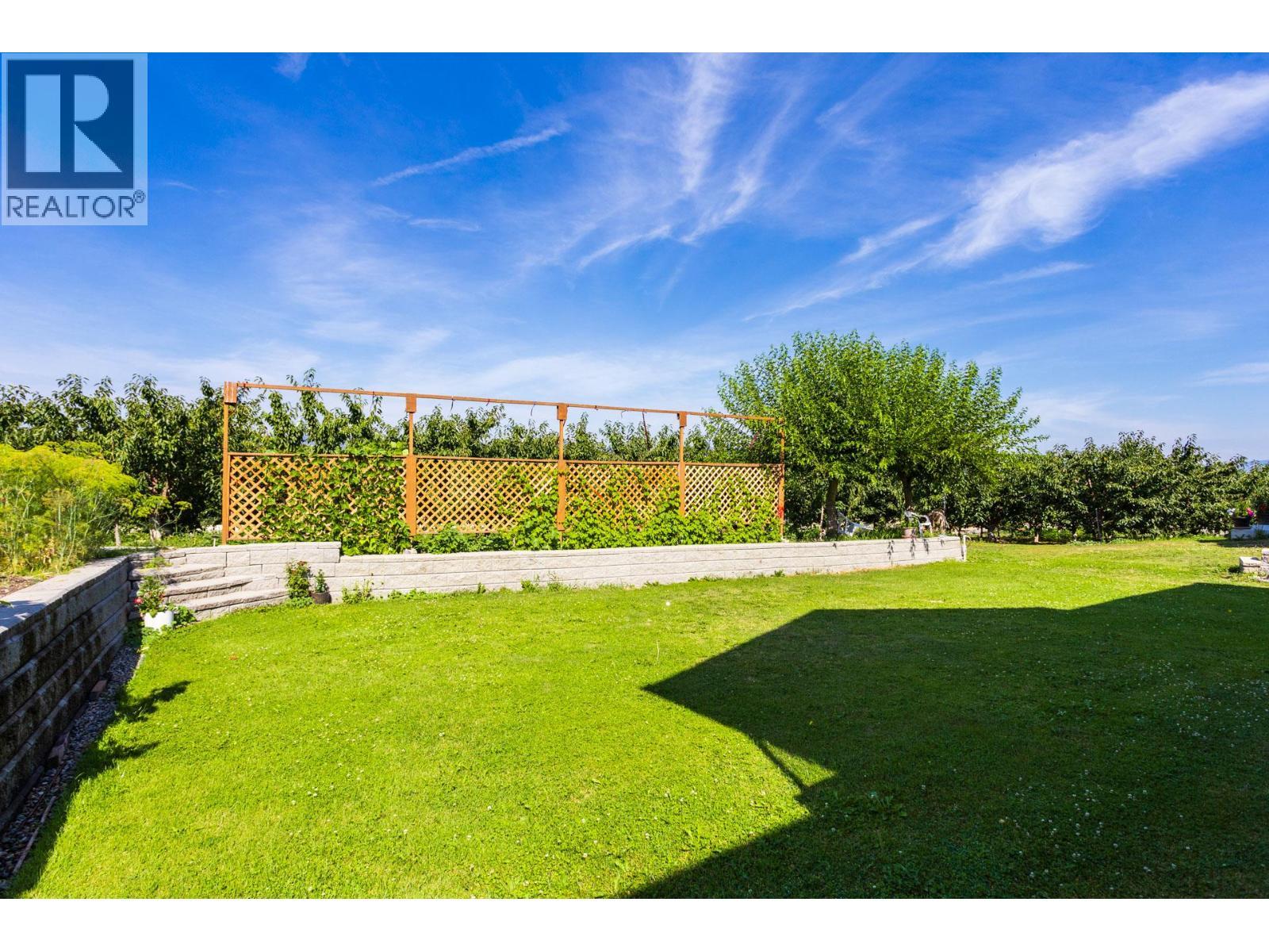 833 Mccurdy Road E, Kelowna, BC - Outdoor