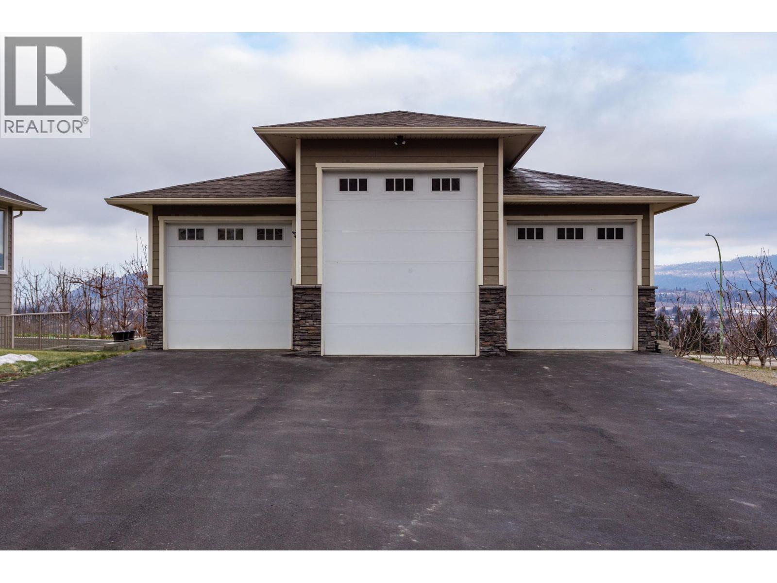833 Mccurdy Road E, Kelowna, BC - Outdoor