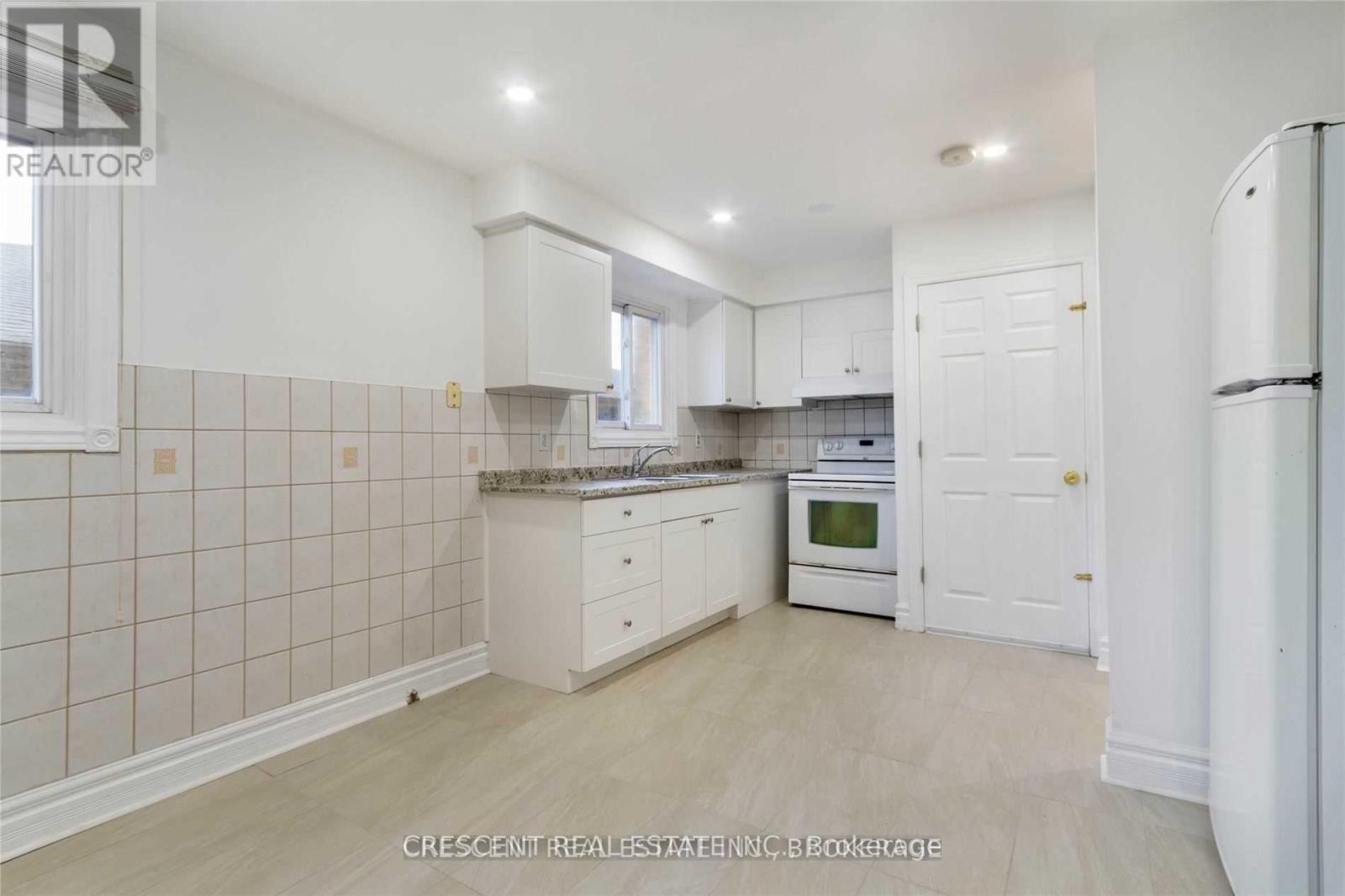 Upper - 4036 Dunmow Crescent, Mississauga, ON - Indoor Photo Showing Kitchen