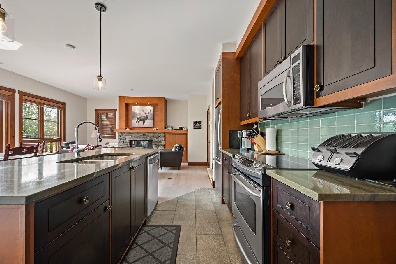 Kitchen - 6-1520 Ch. Du Versant-Soleil, Mont-Tremblant, QC - Indoor Photo Showing Kitchen With Double Sink