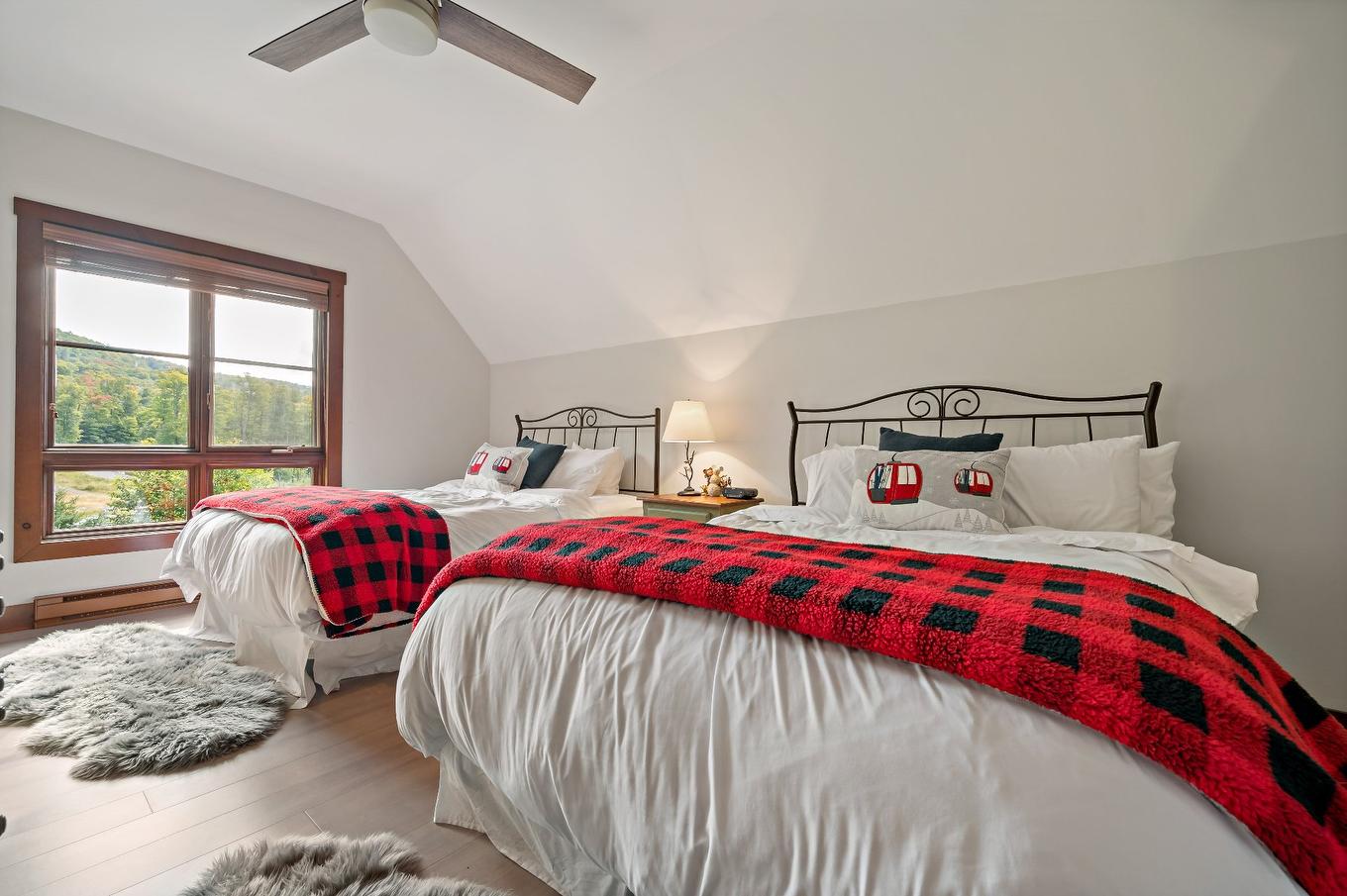 Primary bedroom - 6-1520 Ch. Du Versant-Soleil, Mont-Tremblant, QC - Indoor Photo Showing Bedroom