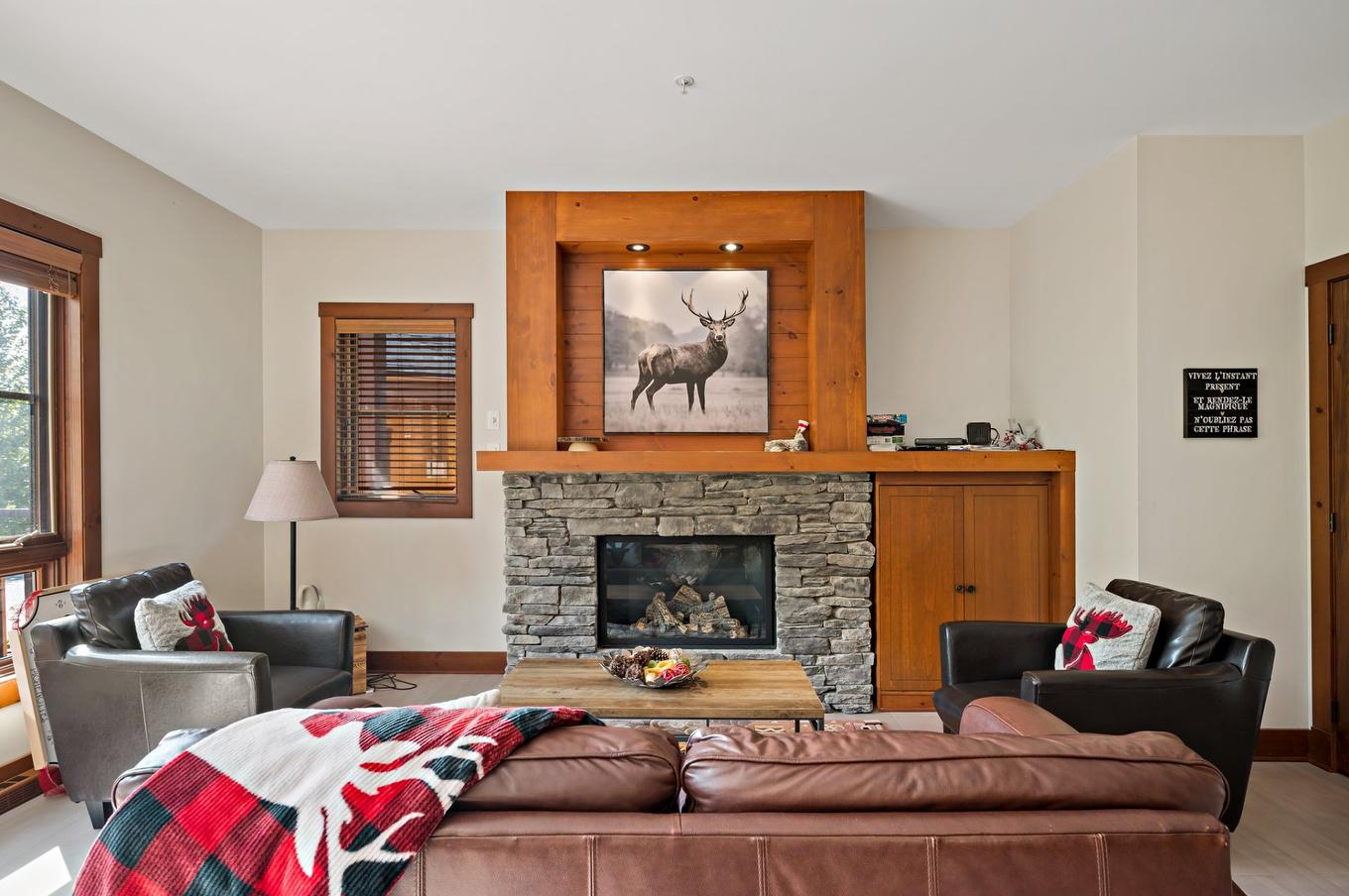 Living room - 6-1520 Ch. Du Versant-Soleil, Mont-Tremblant, QC - Indoor Photo Showing Living Room With Fireplace