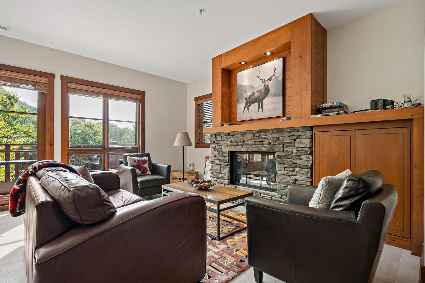Living room - 6-1520 Ch. Du Versant-Soleil, Mont-Tremblant, QC - Indoor Photo Showing Living Room With Fireplace