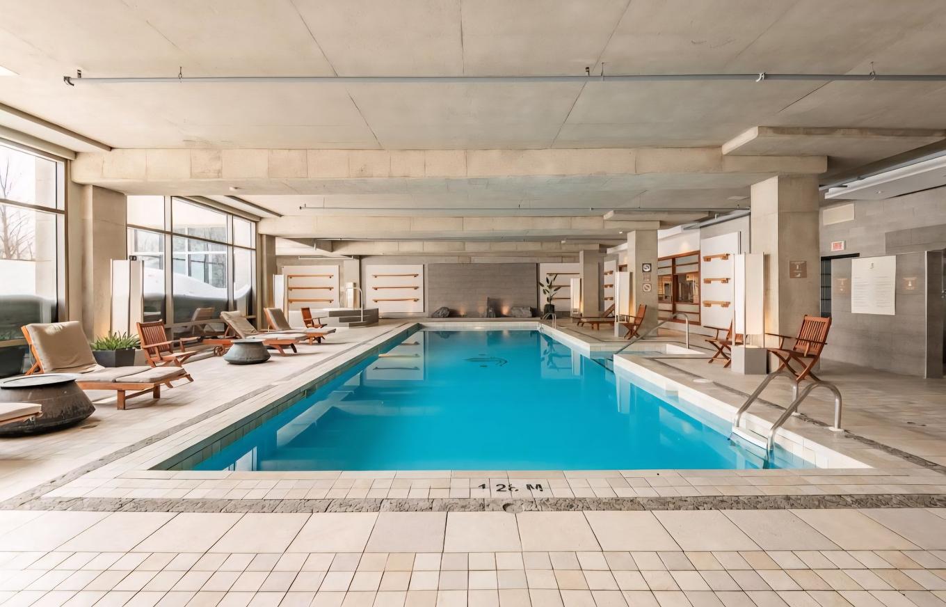 Piscine - 205-200 Av. Des Sommets, Montréal (Verdun/Île-Des-Soeurs), QC - Indoor Photo Showing Other Room With In Ground Pool