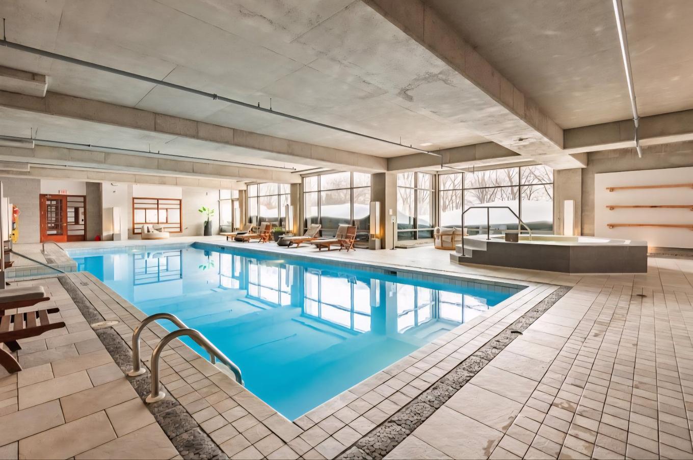 Piscine - 205-200 Av. Des Sommets, Montréal (Verdun/Île-Des-Soeurs), QC - Indoor Photo Showing Other Room With In Ground Pool