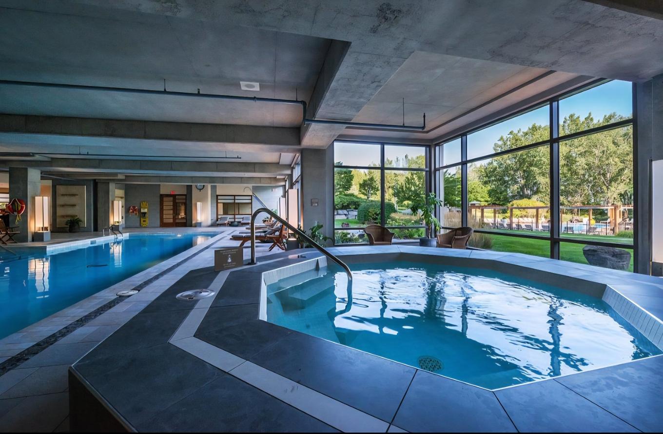 Piscine - 205-200 Av. Des Sommets, Montréal (Verdun/Île-Des-Soeurs), QC - Indoor Photo Showing Other Room With In Ground Pool