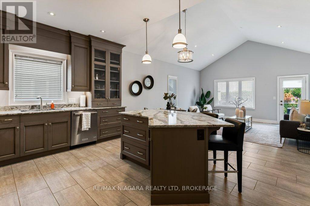 34 Blossom Common, St. Catharines (Port Weller), ON - Indoor Photo Showing Kitchen With Upgraded Kitchen