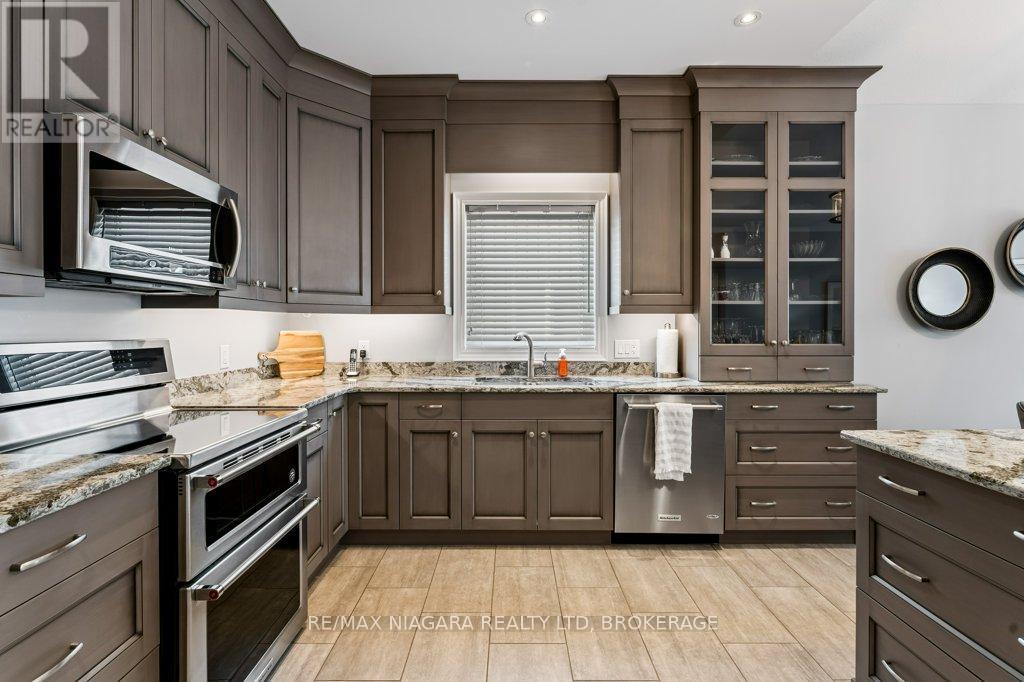 34 Blossom Common, St. Catharines (Port Weller), ON - Indoor Photo Showing Kitchen With Upgraded Kitchen