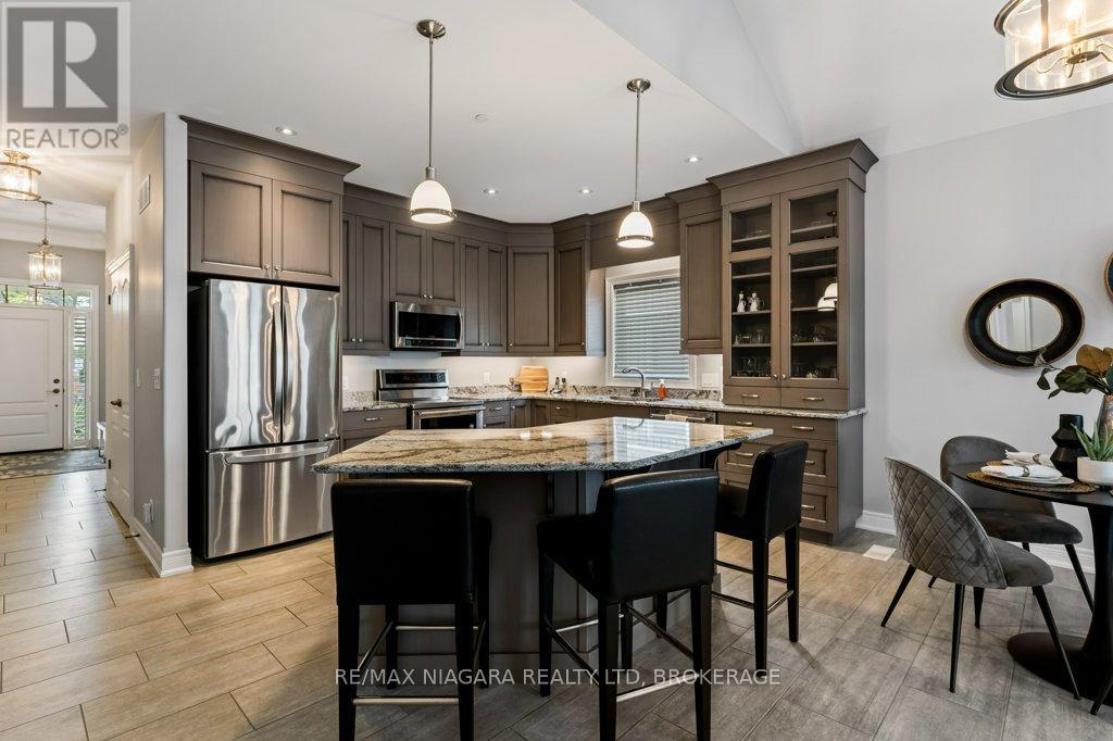 34 Blossom Common, St. Catharines (Port Weller), ON - Indoor Photo Showing Kitchen With Upgraded Kitchen