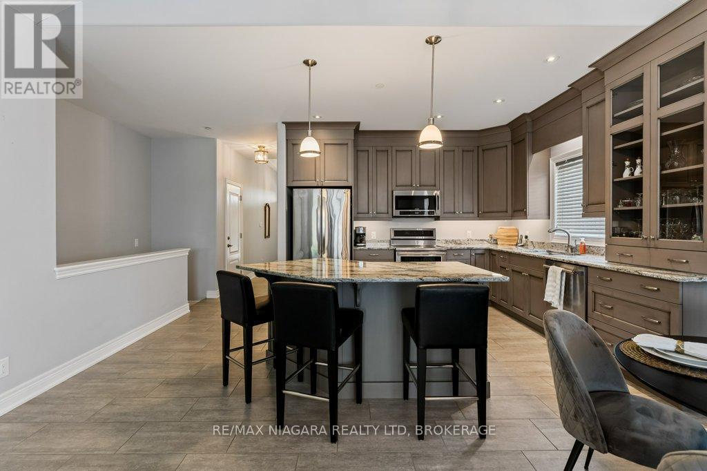 34 Blossom Common, St. Catharines (Port Weller), ON - Indoor Photo Showing Kitchen With Upgraded Kitchen