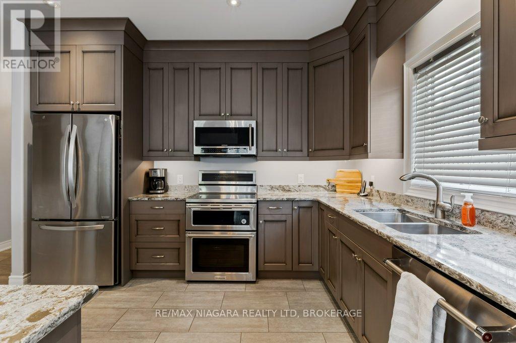 34 Blossom Common, St. Catharines (Port Weller), ON - Indoor Photo Showing Kitchen With Double Sink