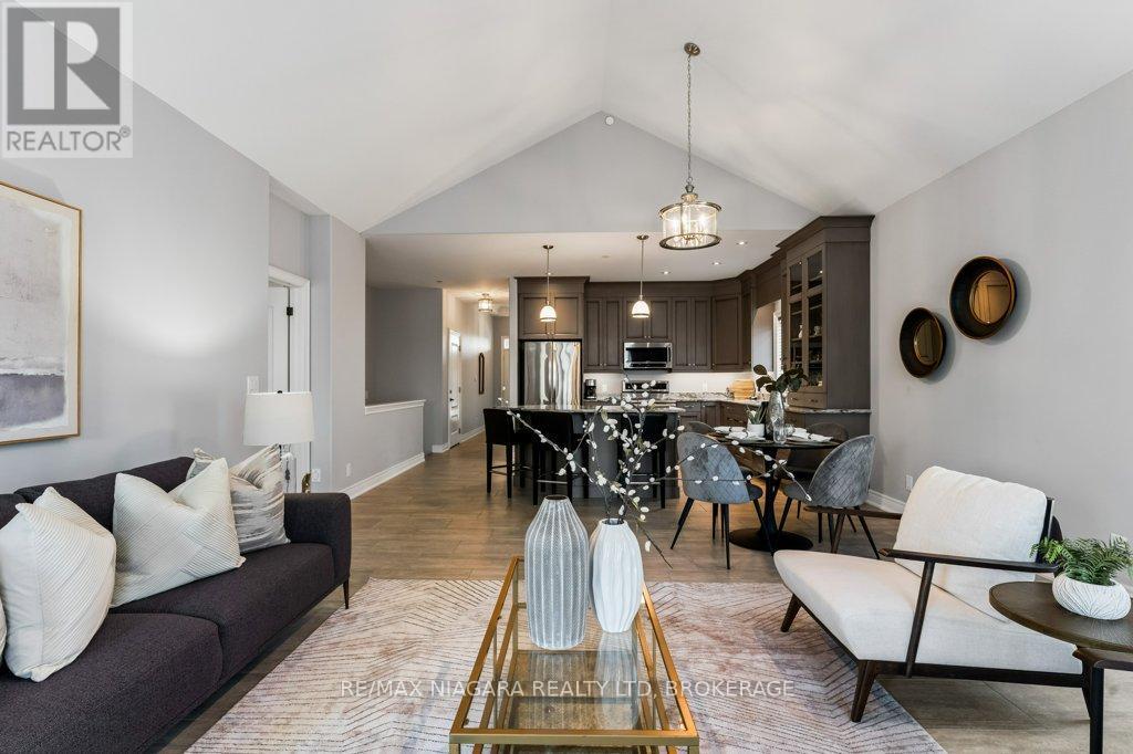 34 Blossom Common, St. Catharines (Port Weller), ON - Indoor Photo Showing Living Room