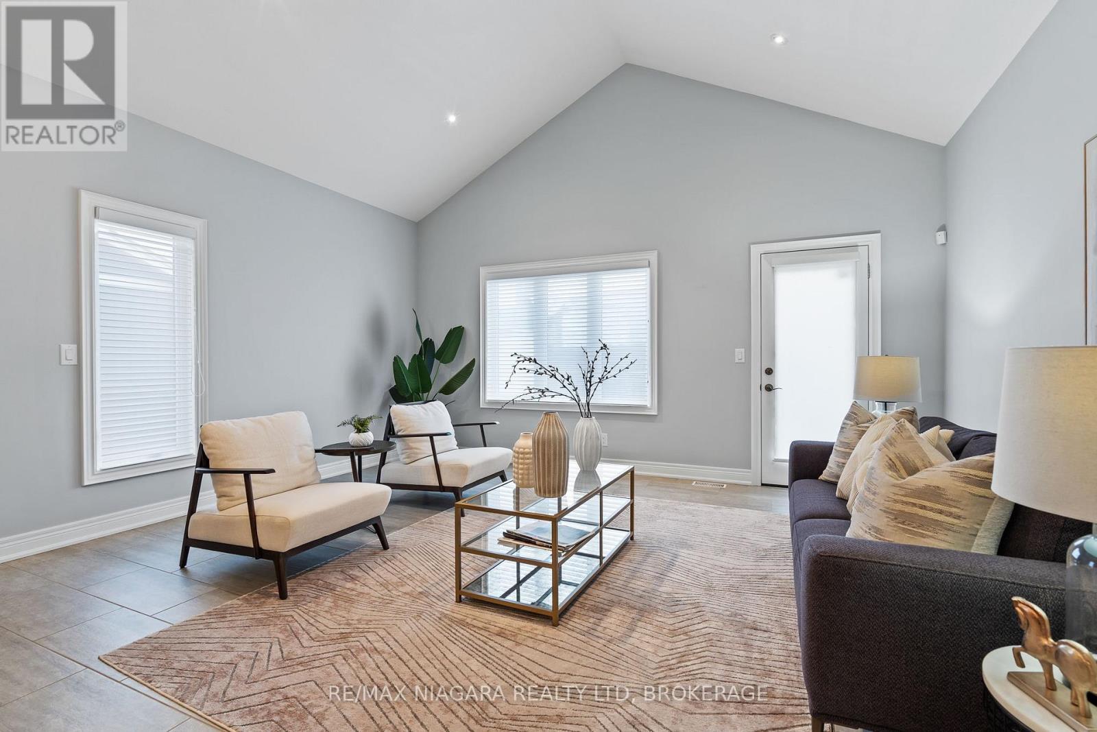 34 Blossom Common, St. Catharines (Port Weller), ON - Indoor Photo Showing Living Room