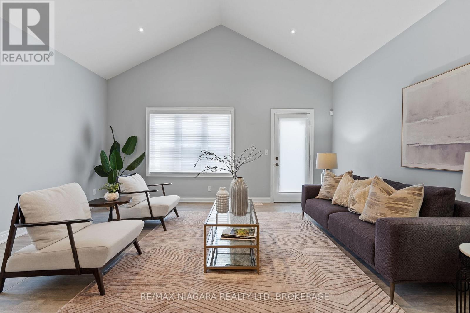 34 Blossom Common, St. Catharines (Port Weller), ON - Indoor Photo Showing Living Room