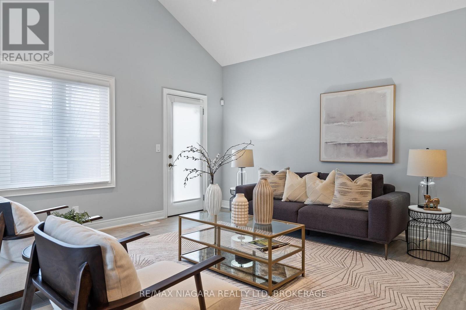 34 Blossom Common, St. Catharines (Port Weller), ON - Indoor Photo Showing Living Room