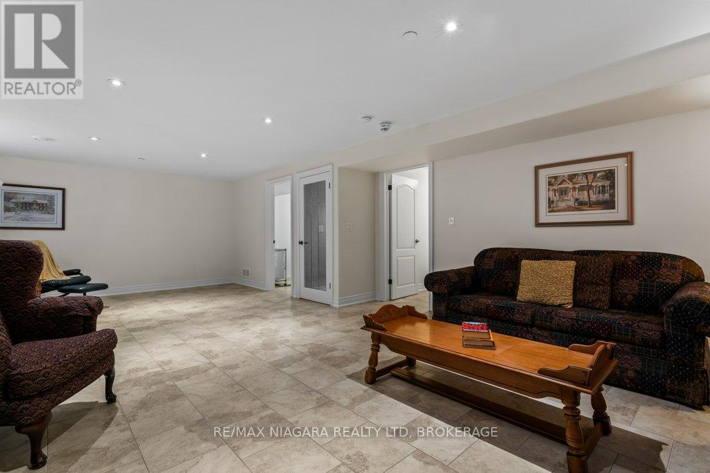 34 Blossom Common, St. Catharines (Port Weller), ON - Indoor Photo Showing Living Room