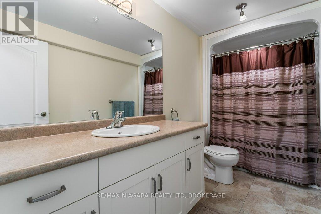 34 Blossom Common, St. Catharines (Port Weller), ON - Indoor Photo Showing Bathroom