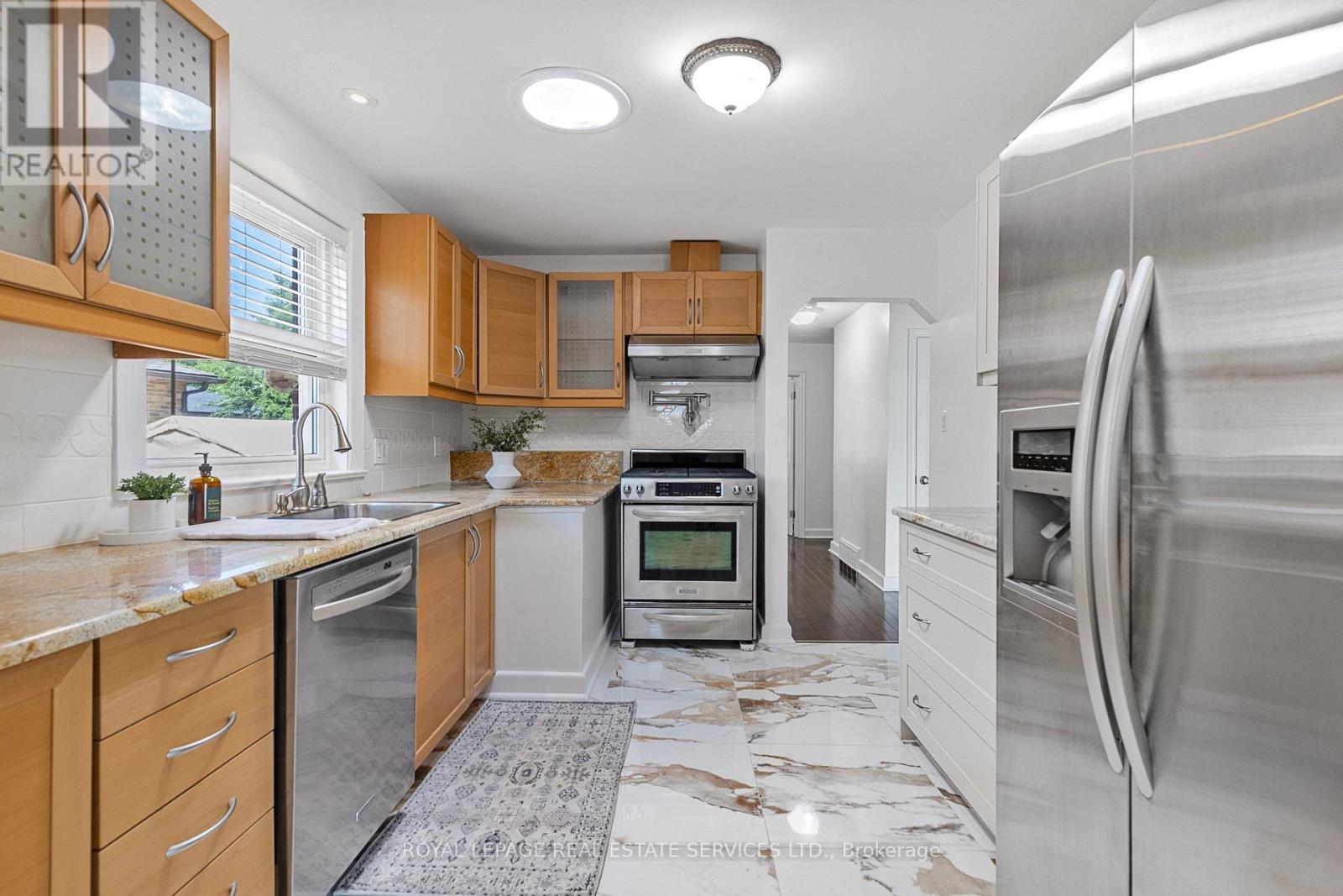 2143 Mountainside Drive, Burlington, ON - Indoor Photo Showing Kitchen