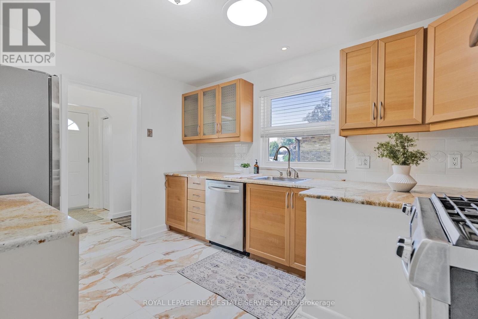 2143 Mountainside Drive, Burlington, ON - Indoor Photo Showing Kitchen