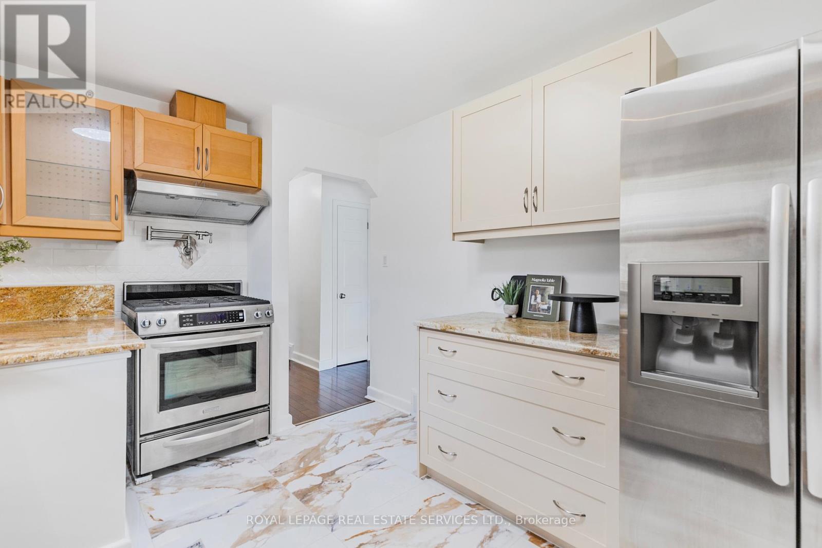 2143 Mountainside Drive, Burlington, ON - Indoor Photo Showing Kitchen