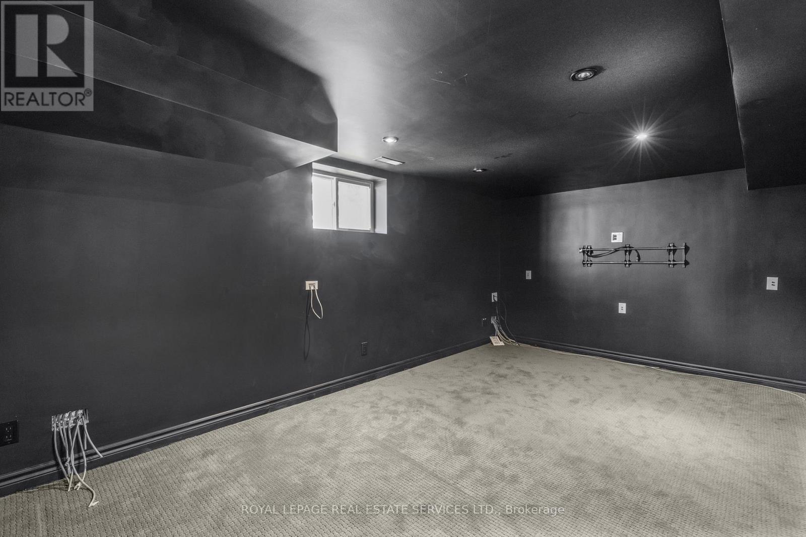 2143 Mountainside Drive, Burlington, ON - Indoor Photo Showing Garage