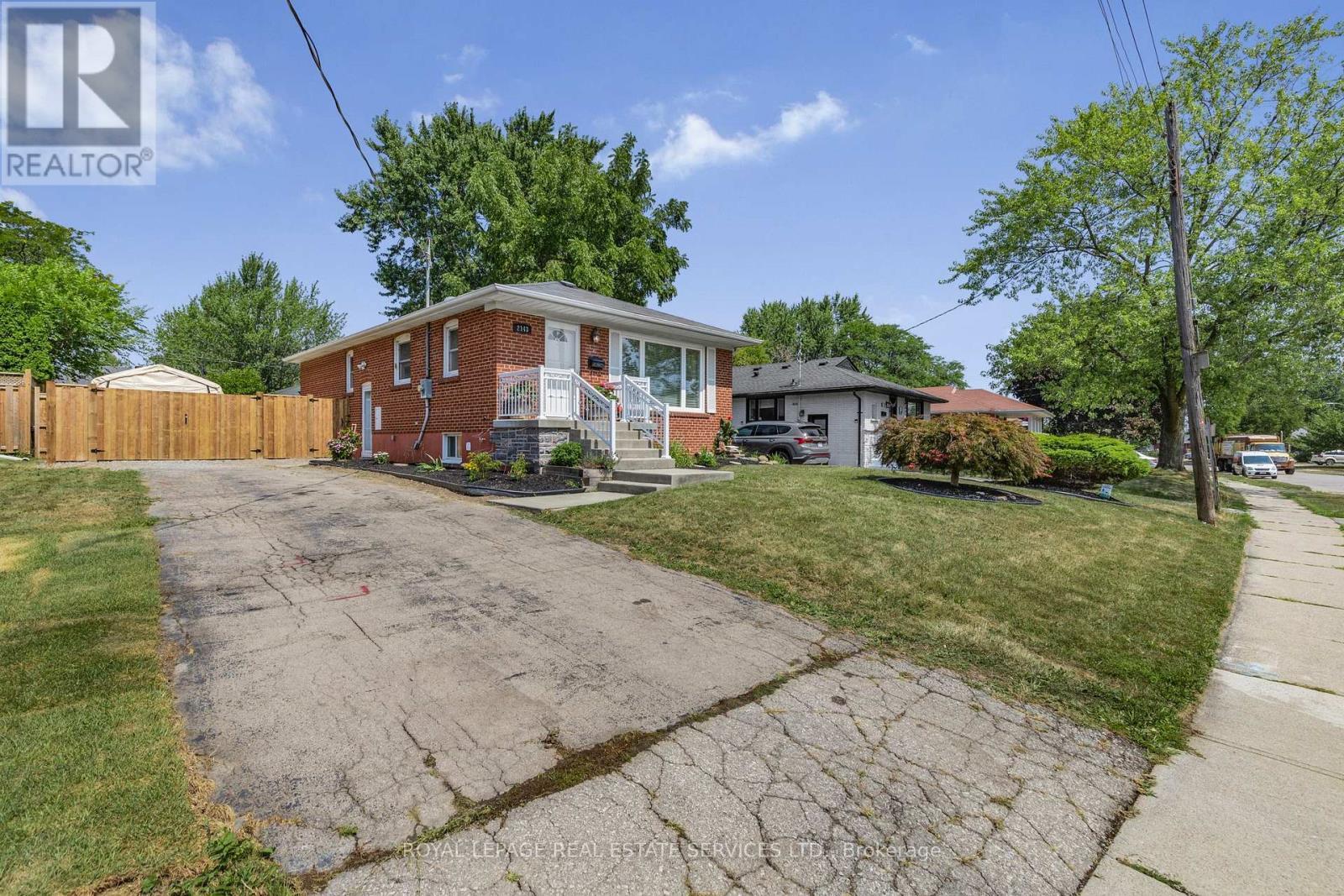 2143 Mountainside Drive, Burlington, ON - Outdoor