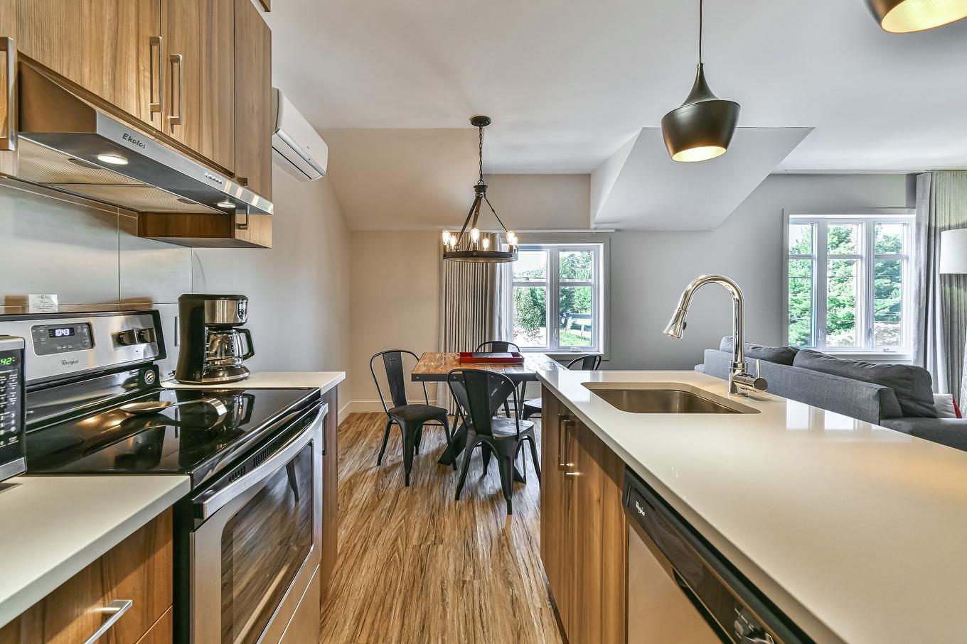 Cuisine - 301-50 Ch. Masson, Sainte-Marguerite-Du-Lac-Masson, QC - Indoor Photo Showing Kitchen With Upgraded Kitchen
