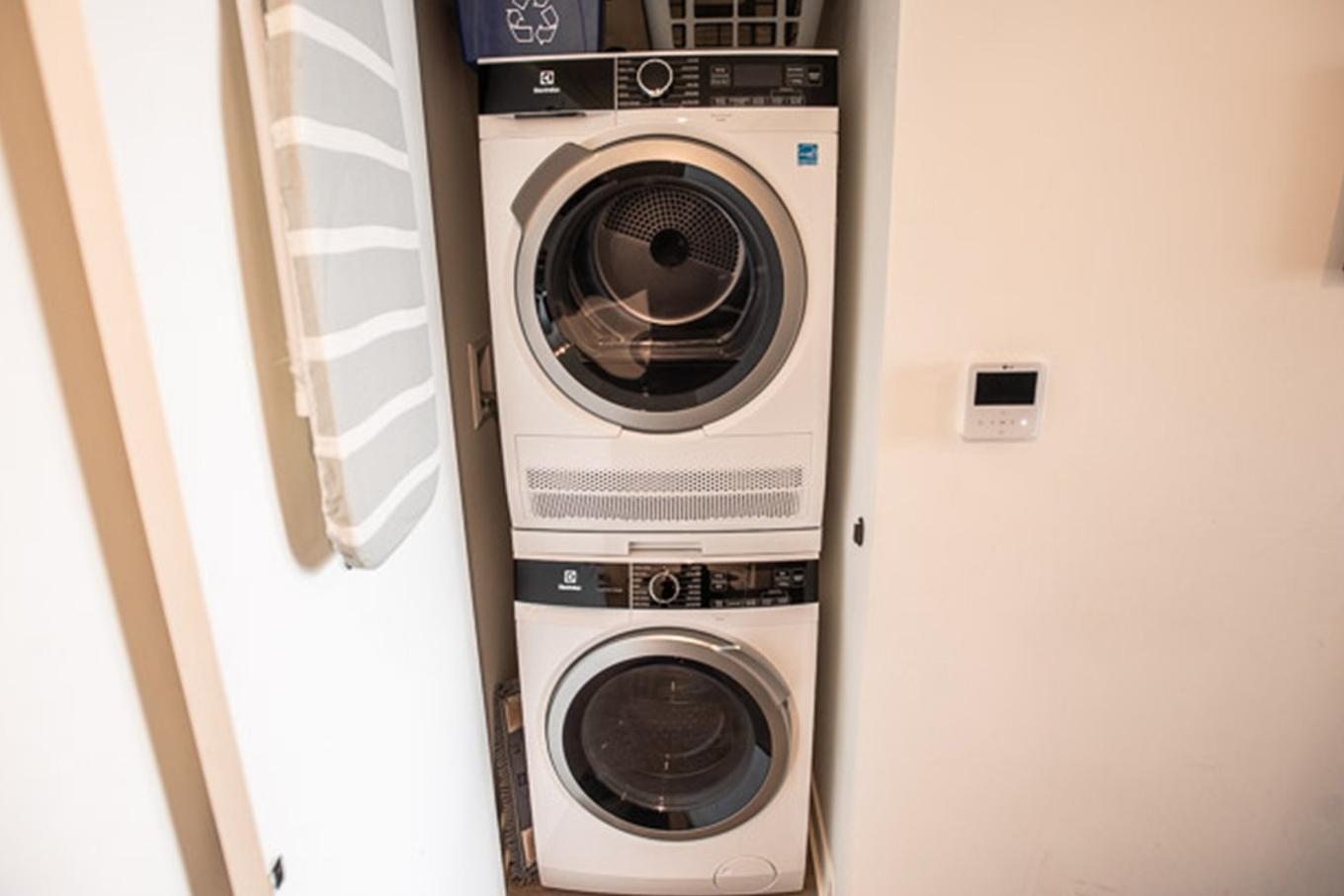 Salle de lavage - 2002-360 Rue Mayor, Montréal (Ville-Marie), QC - Indoor Photo Showing Laundry Room