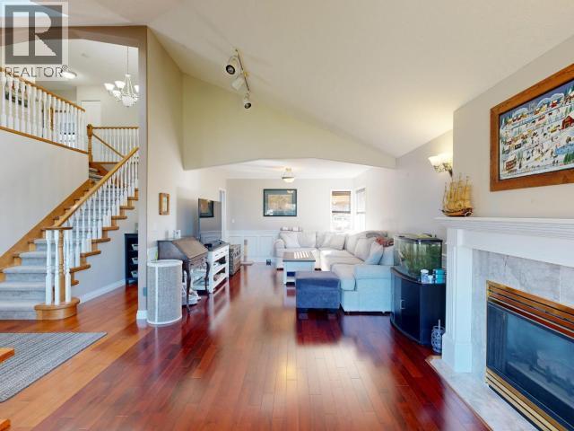 3396 Cariboo Ave, Powell River, BC - Indoor Photo Showing Living Room With Fireplace