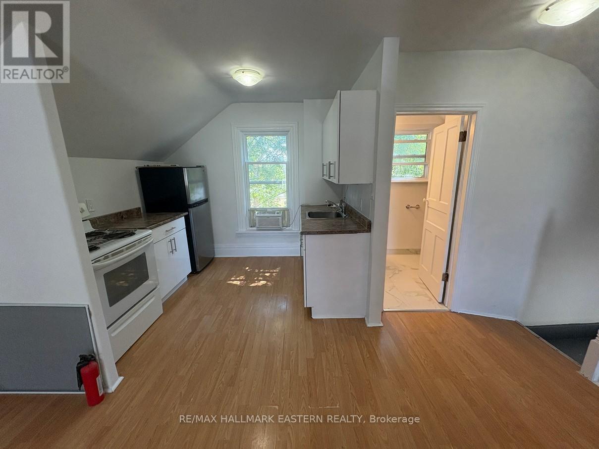 #2 - 581 Paterson Street, Peterborough Central (South), ON - Indoor Photo Showing Kitchen