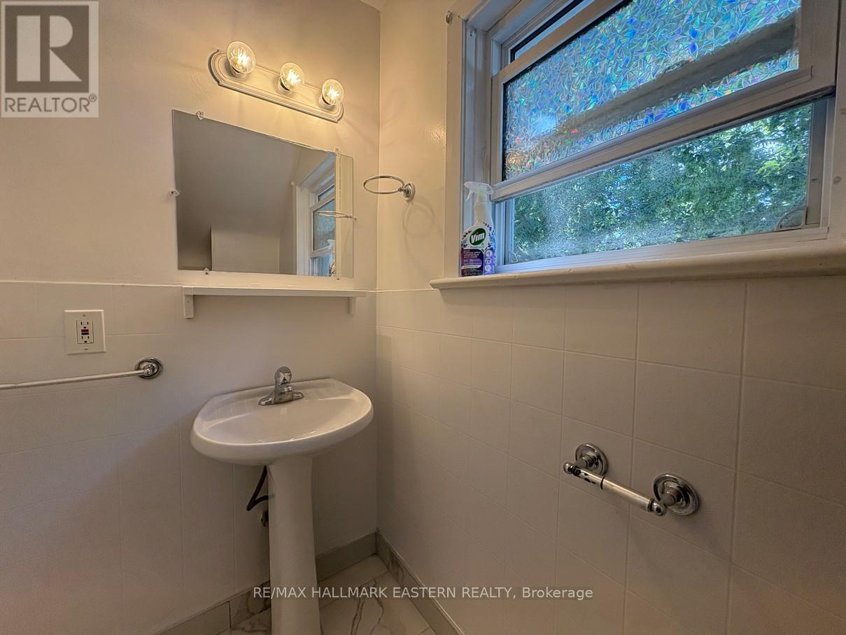 #2 - 581 Paterson Street, Peterborough Central (South), ON - Indoor Photo Showing Bathroom