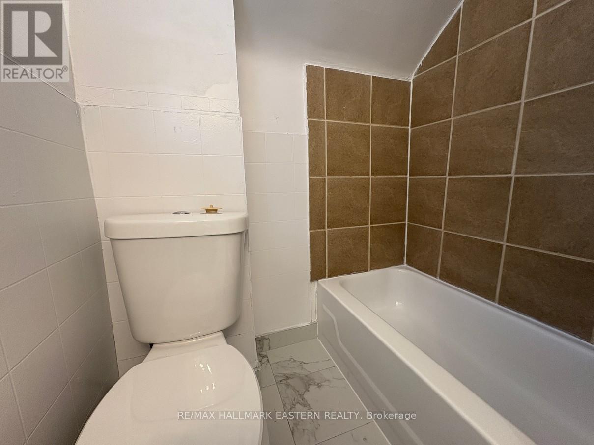 #2 - 581 Paterson Street, Peterborough Central (South), ON - Indoor Photo Showing Bathroom