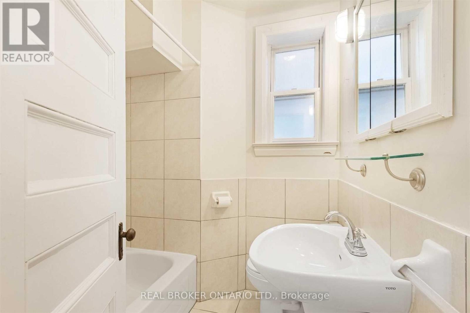 499 Palmerston Boulevard, Toronto, ON - Indoor Photo Showing Bathroom