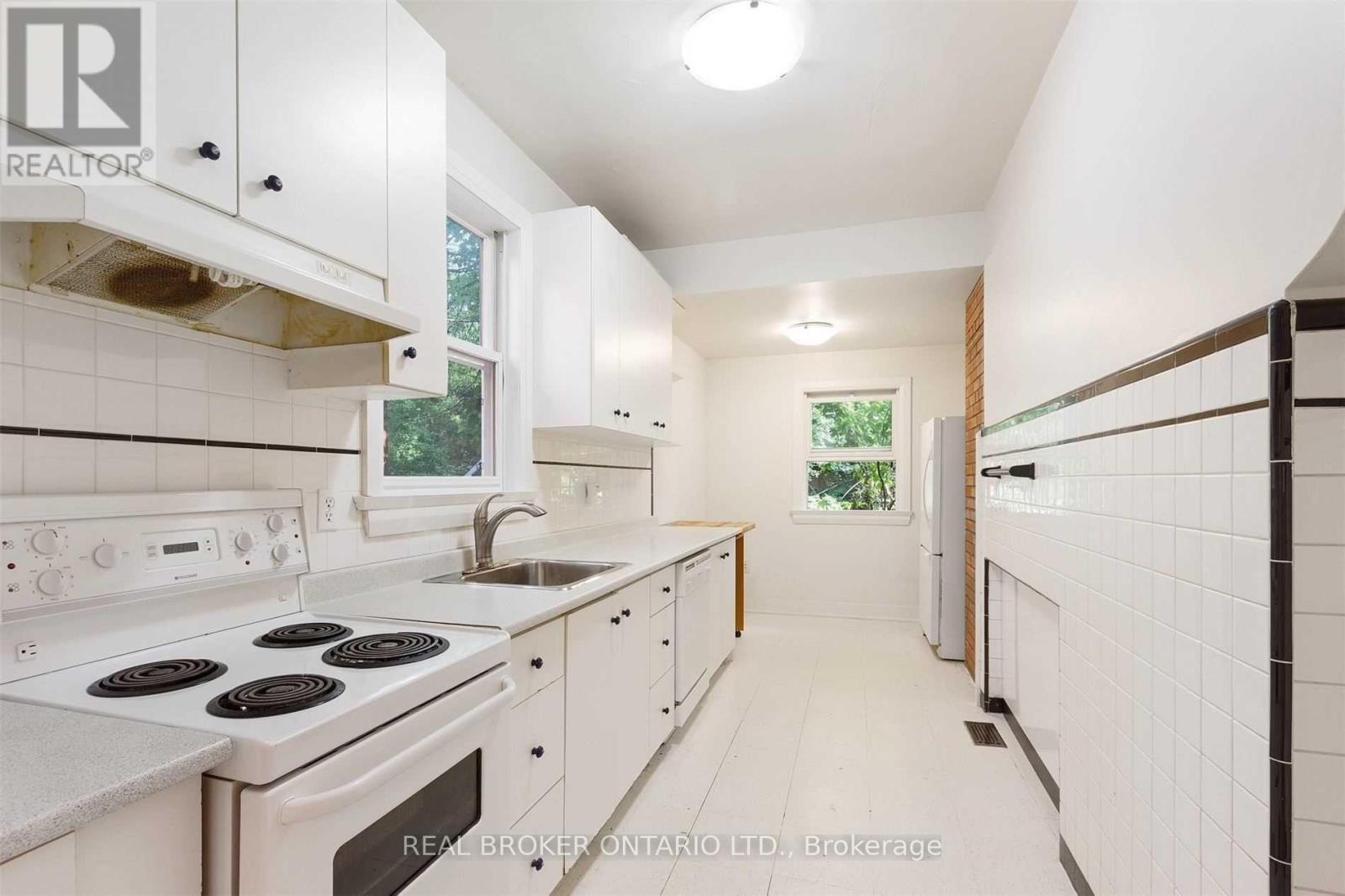 499 Palmerston Boulevard, Toronto, ON - Indoor Photo Showing Kitchen