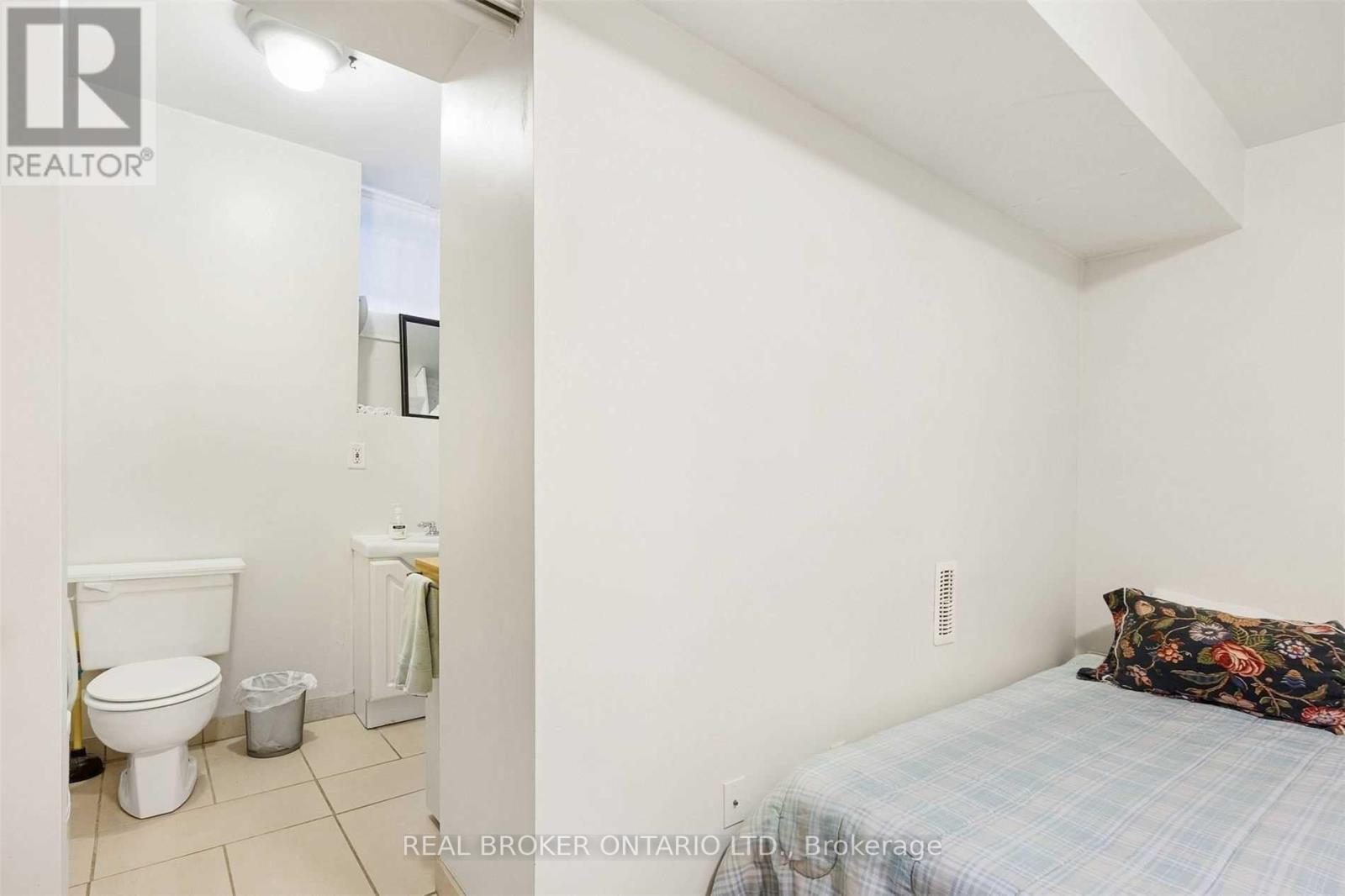 499 Palmerston Boulevard, Toronto, ON - Indoor Photo Showing Bathroom