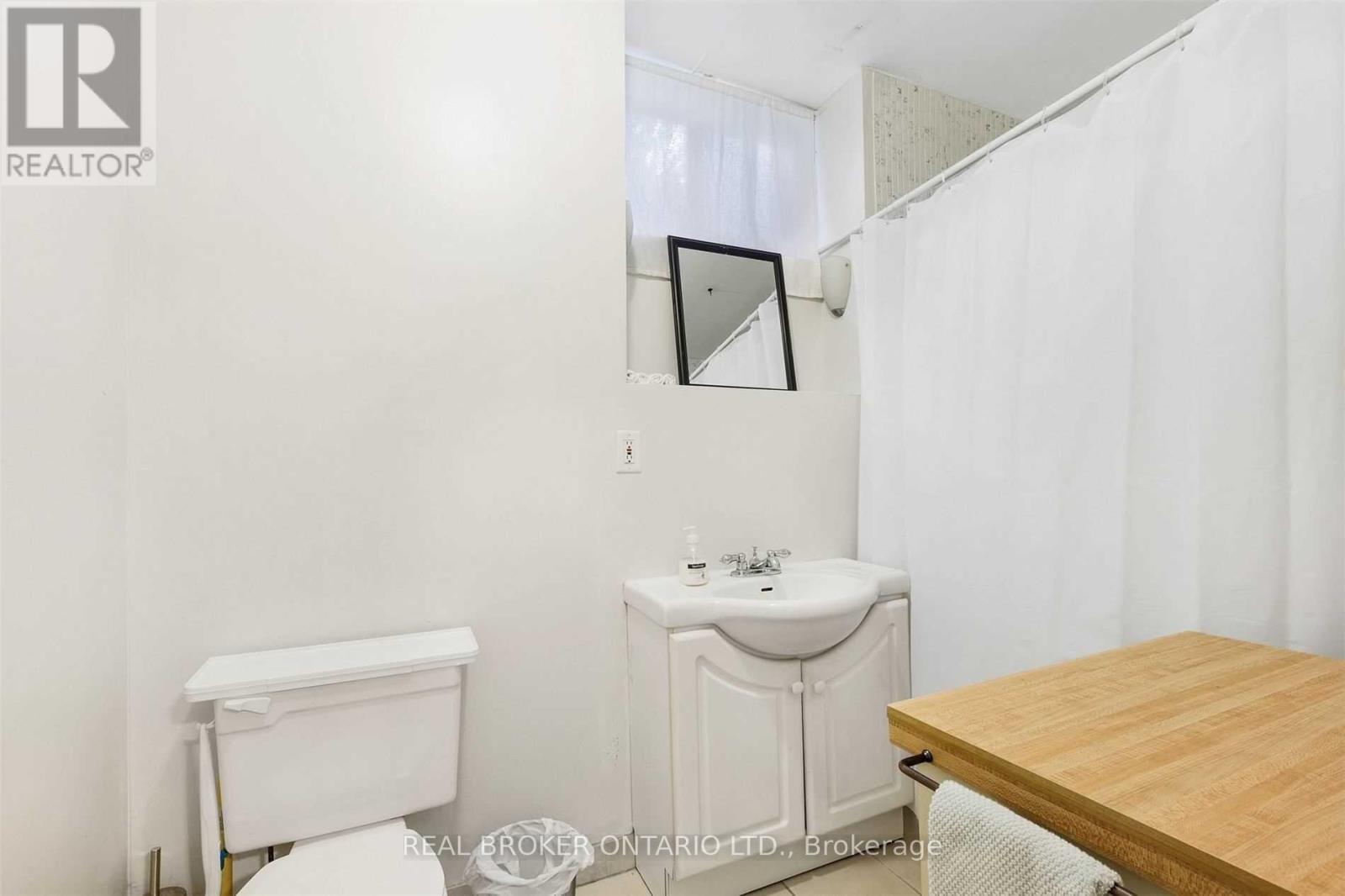499 Palmerston Boulevard, Toronto, ON - Indoor Photo Showing Bathroom