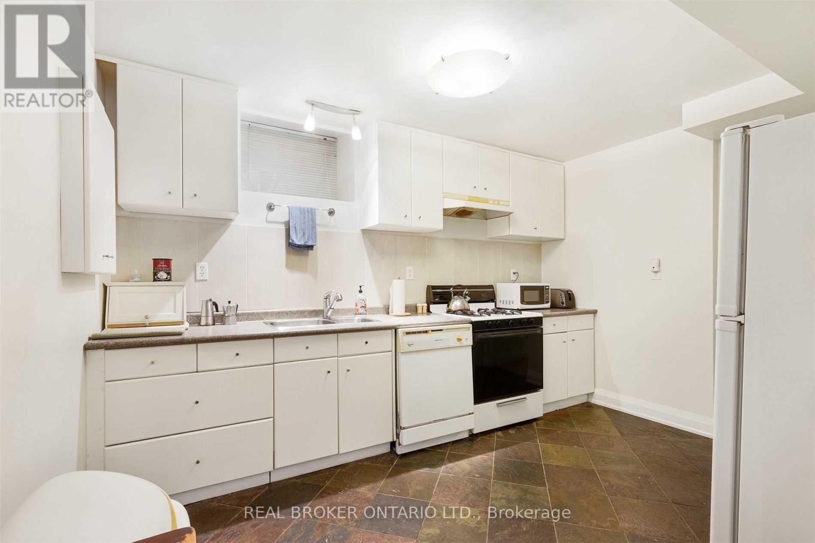 499 Palmerston Boulevard, Toronto, ON - Indoor Photo Showing Kitchen