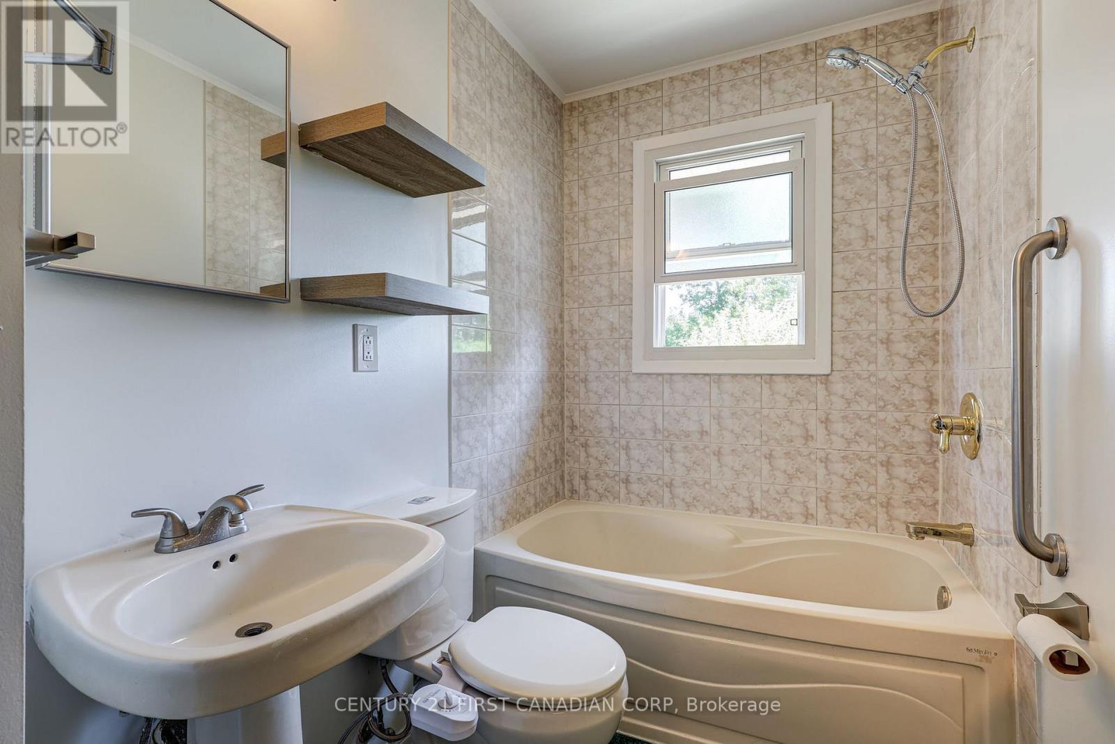 1805 Whitehall Drive, London East (East H), ON - Indoor Photo Showing Bathroom