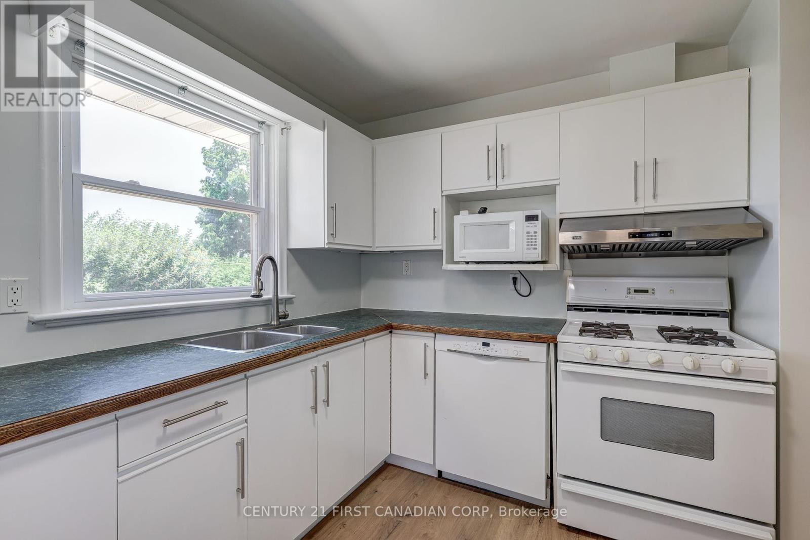 1805 Whitehall Drive, London East (East H), ON - Indoor Photo Showing Kitchen With Double Sink