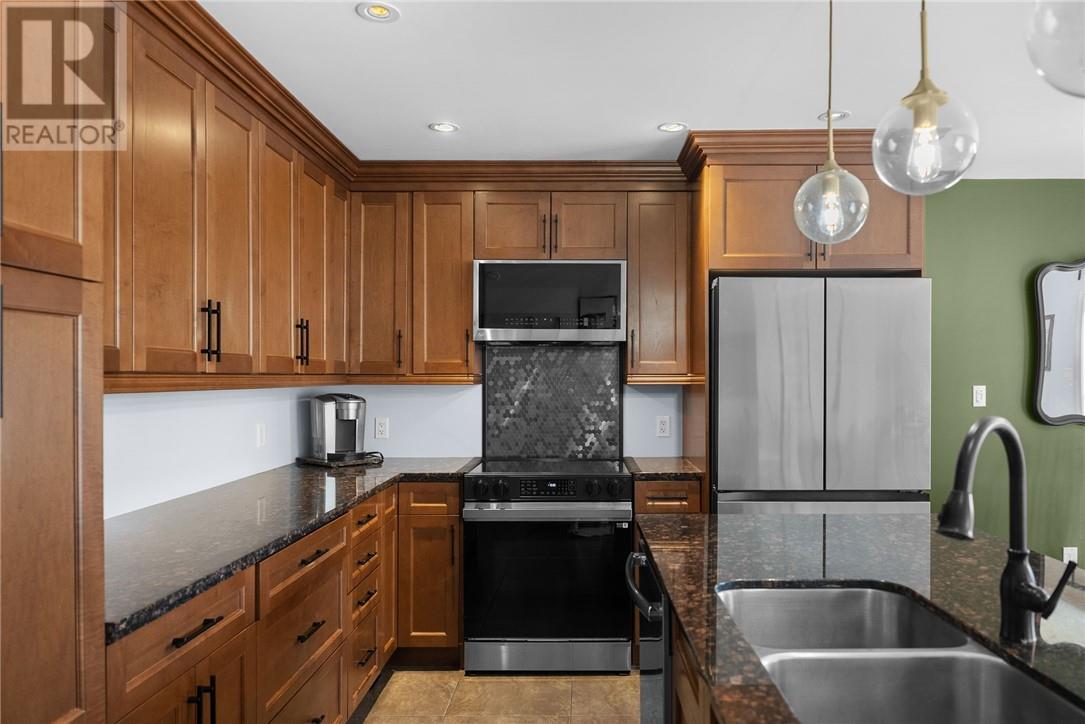 3668 Keith Avenue, Chelmsford, ON - Indoor Photo Showing Kitchen With Double Sink