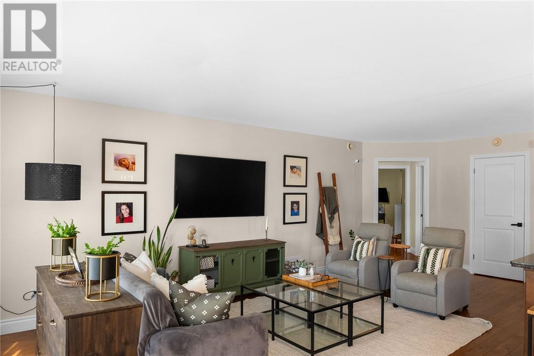 3668 Keith Avenue, Chelmsford, ON - Indoor Photo Showing Living Room