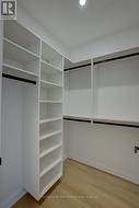 Walk-in-closet -