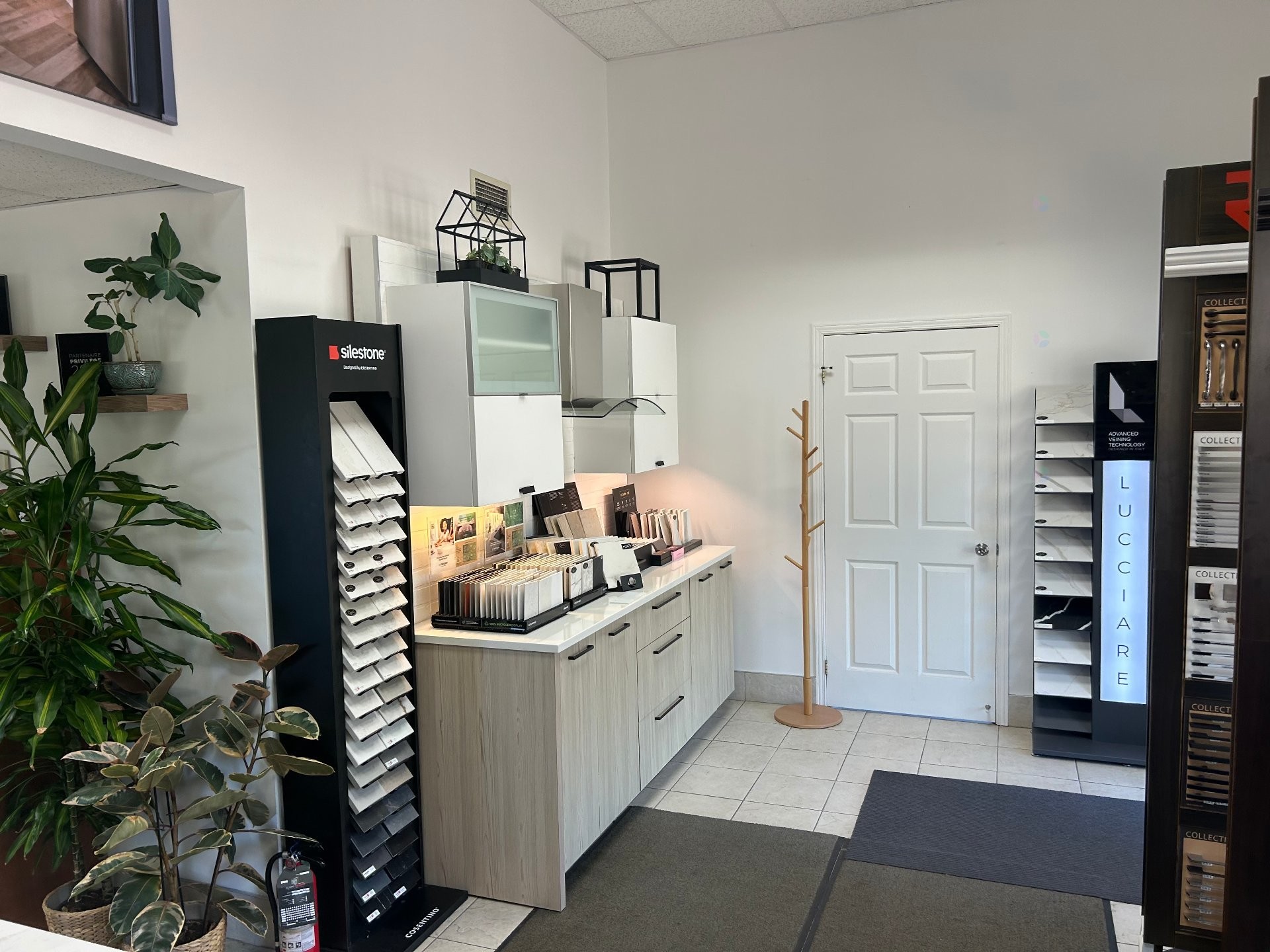 Commerce - 4225 Route Marie-Victorin, Contrecoeur, QC - Indoor