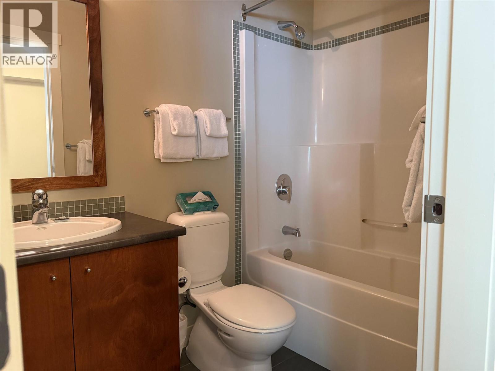 Second Full Bathroom - 2049 Summit Drive Unit# 115D, Panorama, BC - Indoor Photo Showing Bathroom