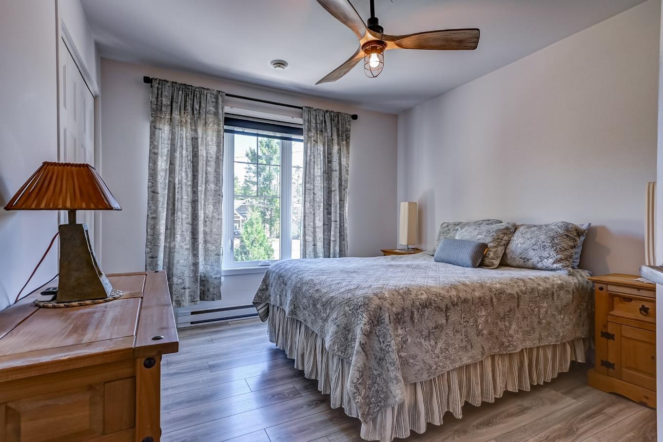 Chambre à coucher principale - 217 Rue Des Capucines, Saint-Hippolyte, QC - Indoor Photo Showing Bedroom