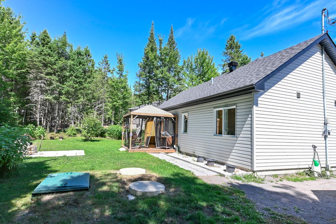 Cour - 217 Rue Des Capucines, Saint-Hippolyte, QC - Outdoor