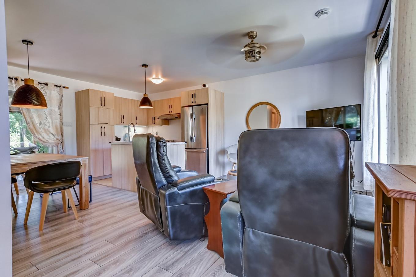 Salon - 217 Rue Des Capucines, Saint-Hippolyte, QC - Indoor Photo Showing Other Room