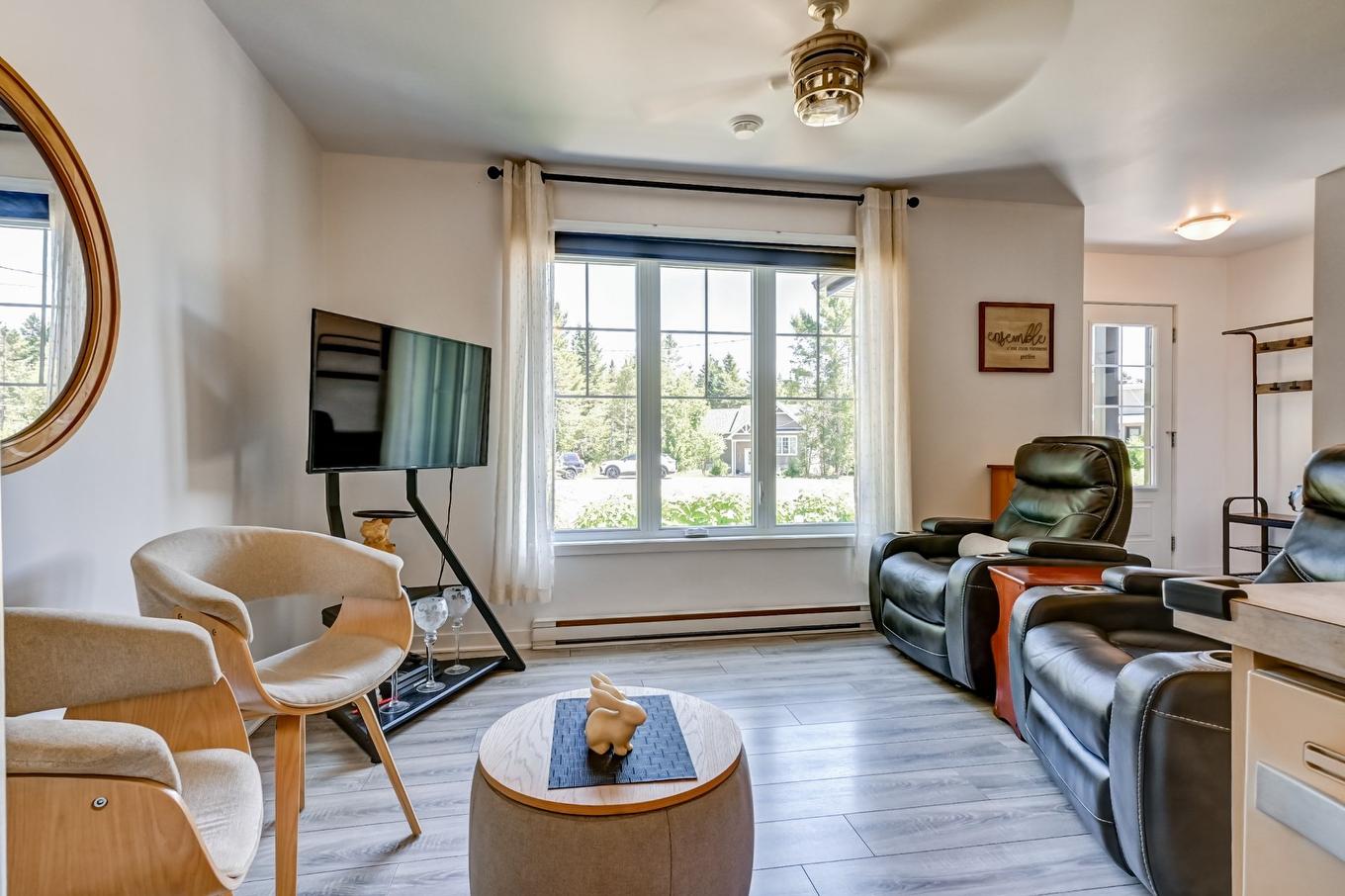 Salon - 217 Rue Des Capucines, Saint-Hippolyte, QC - Indoor Photo Showing Living Room